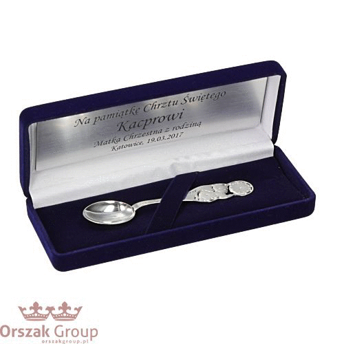 Srebrna łyżeczka w granatowym pudełku z grawerem – widok 360°